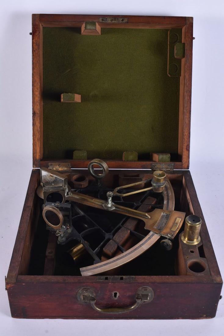 AN ANTIQUE SEXTANT. 24 cm wide. (1 of 5)