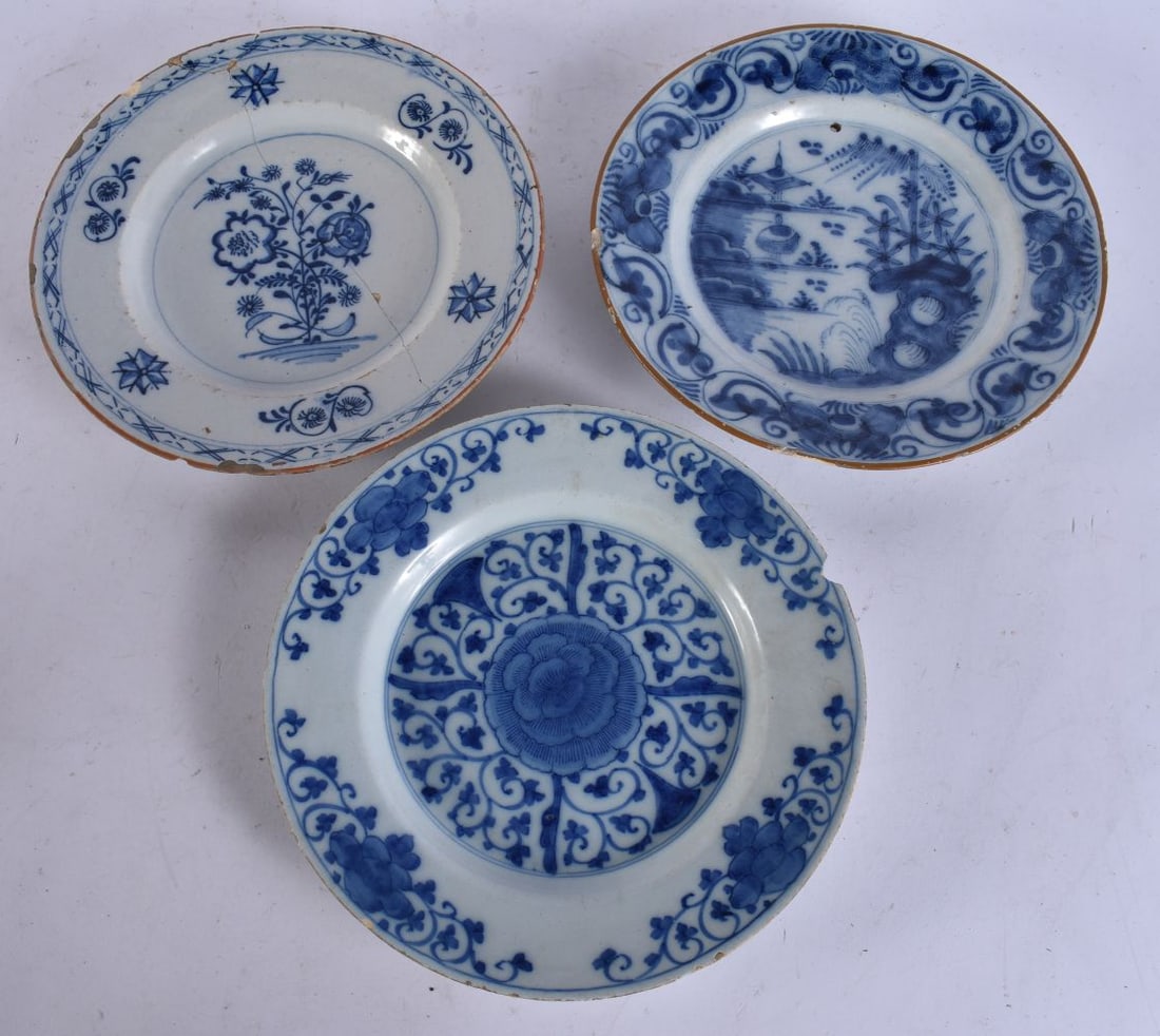 A SET OF THREE 18TH CENTURY DELFT TIN GLAZED POTTERY PLATES painted with foliage. 21 cm wide. (3) (1 of 5)