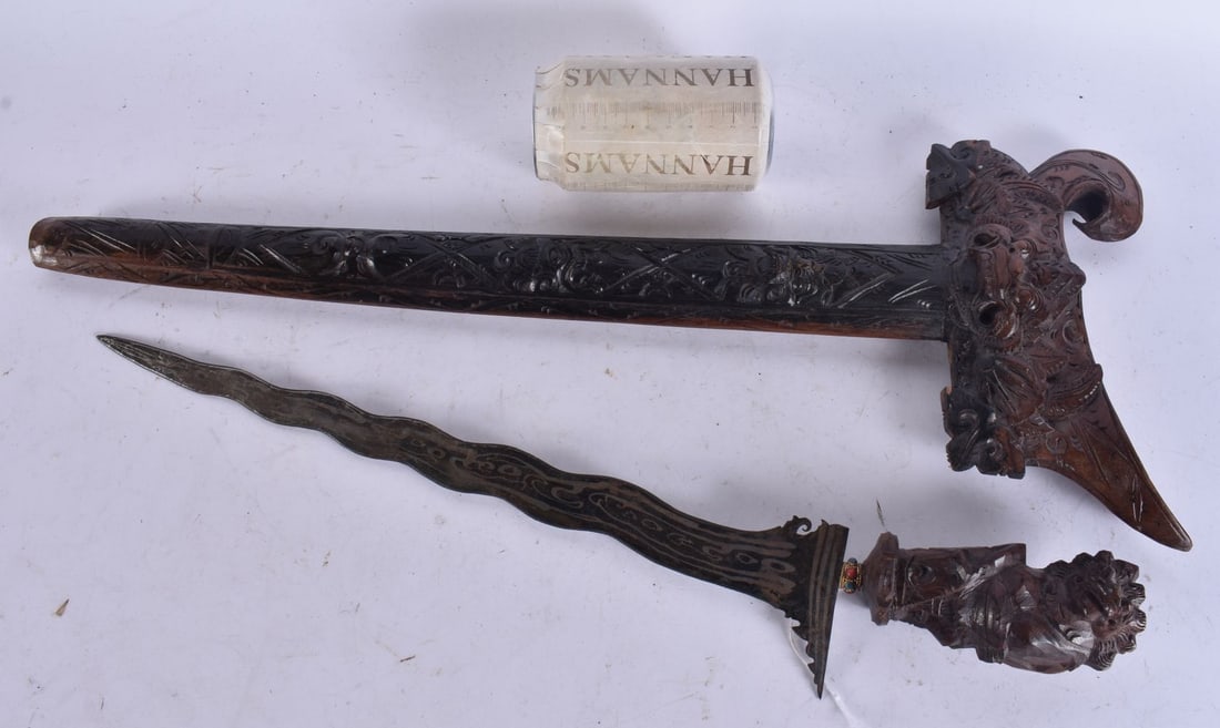 A LARGE EARLY 20TH CENTURY EASTERN HARDWOOD CASED KRIS DAGGER. 63 cm long. WE ARE UNABLE TO OFFER I (1 of 8)