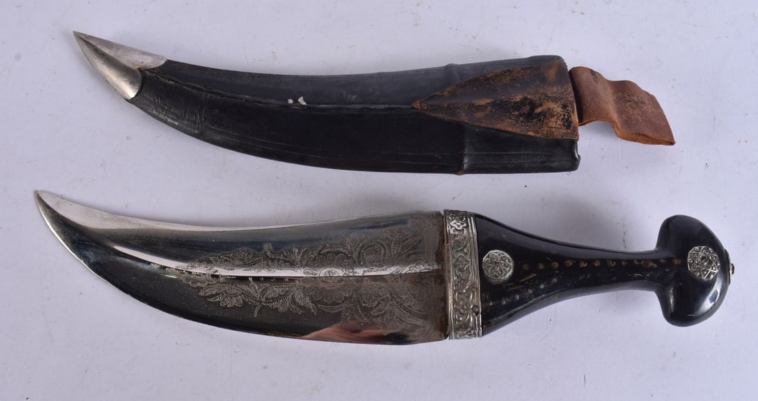 AN ANTIQUE EASTERN HORN HANDLED KUKRI DAGGER. 34 cm long. WE ARE UNABLE TO OFFER IN HOUSE SHIPPING (1 of 5)