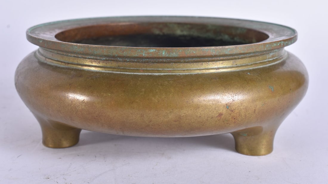 A FINE CHINESE QING DYNASTY BRONZE CENSER bearing Xuande marks to base. 1319 grams. 14cm wide, inter: A FINE CHINESE QING DYNASTY BRONZE CENSER bearing Xuande marks to base. 1319 grams. 14cm wide, internal width 11 cm.