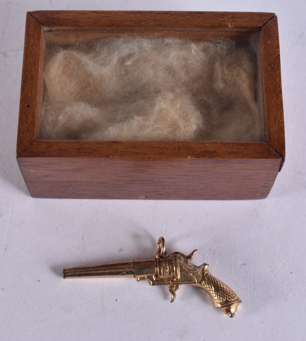 A RARE VICTORIAN YELLOW METAL WATCH KEY. 4.5 cm wide. (1 of 5)