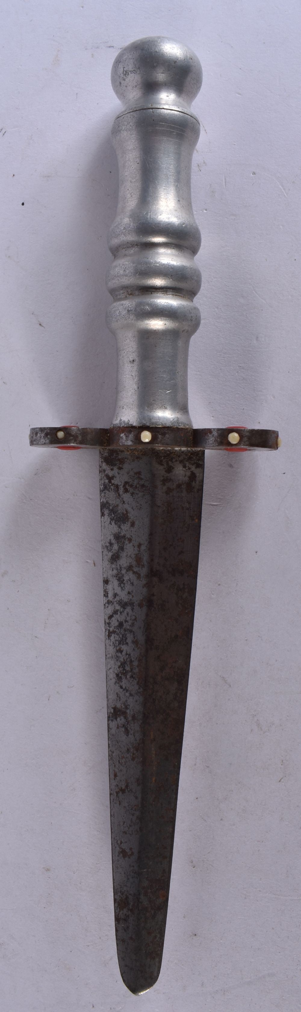 A MILITARY DAGGER. 24 cm long. WE ARE UNABLE TO OFFER IN HOUSE SHIPPING ON THIS LOT: A MILITARY DAGGER. 24 cm long. WE ARE UNABLE TO OFFER IN HOUSE SHIPPING ON THIS LOT