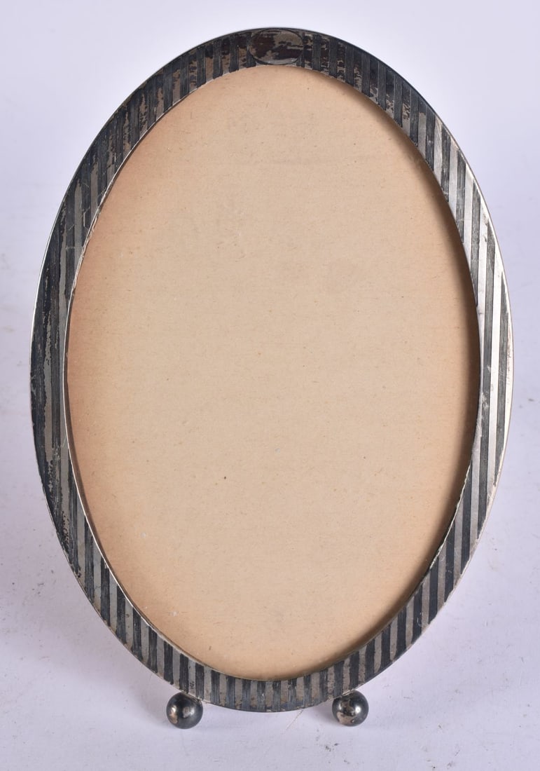 AN ANTIQUE ENGLISH SILVER PHOTOGRAPH FRAME. Birmingham 1917. 328 grams. 23 cm x 15 cm.: AN ANTIQUE ENGLISH SILVER PHOTOGRAPH FRAME. Birmingham 1917. 328 grams. 23 cm x 15 cm.