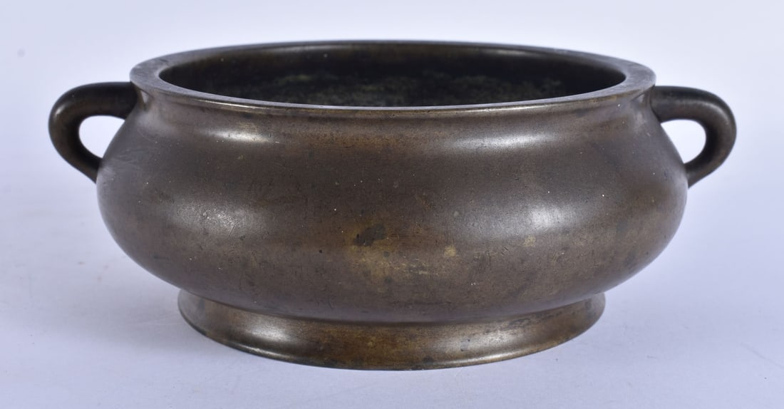 A FINE 17TH CENTURY CHINESE TWIN HANDLED BRONZE CENSER bearing Xuande marks to base. 1672 grams. 19 (1 of 15)