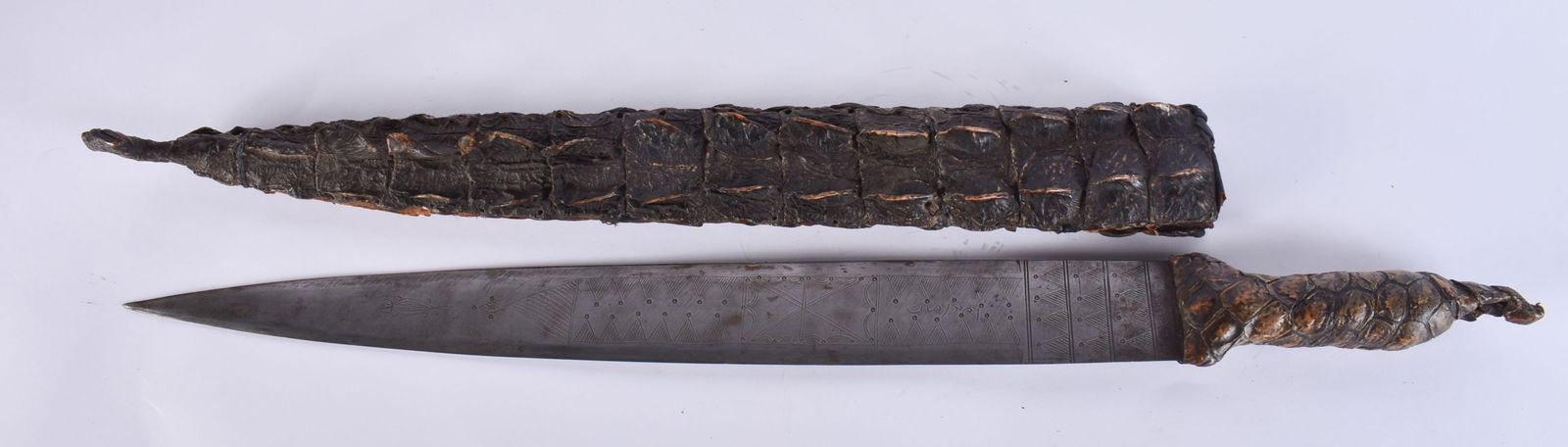 AN UNUSUAL 19TH CENTURY NORTH AFRICAN ALLIGATOR SKIN SWORD. 59 cm long. WE ARE UNABLE TO OFFER IN H (1 of 8)