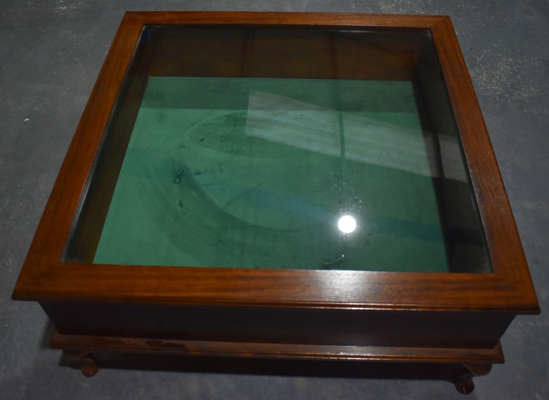 A FINE CUSTOM MADE MAHOGANY GLASS DISPLAY CASE upon cabriole legs. 104 cm x 45 cm. (1 of 4)