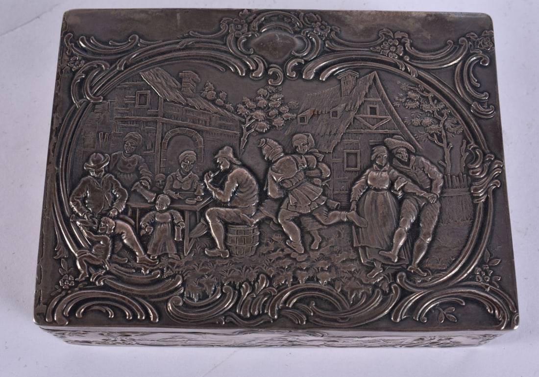 AN ANTIQUE CONTINENTAL SILVER BOX. 213 grams. 9 cm x 12 cm.: AN ANTIQUE CONTINENTAL SILVER BOX. 213 grams. 9 cm x 12 cm.