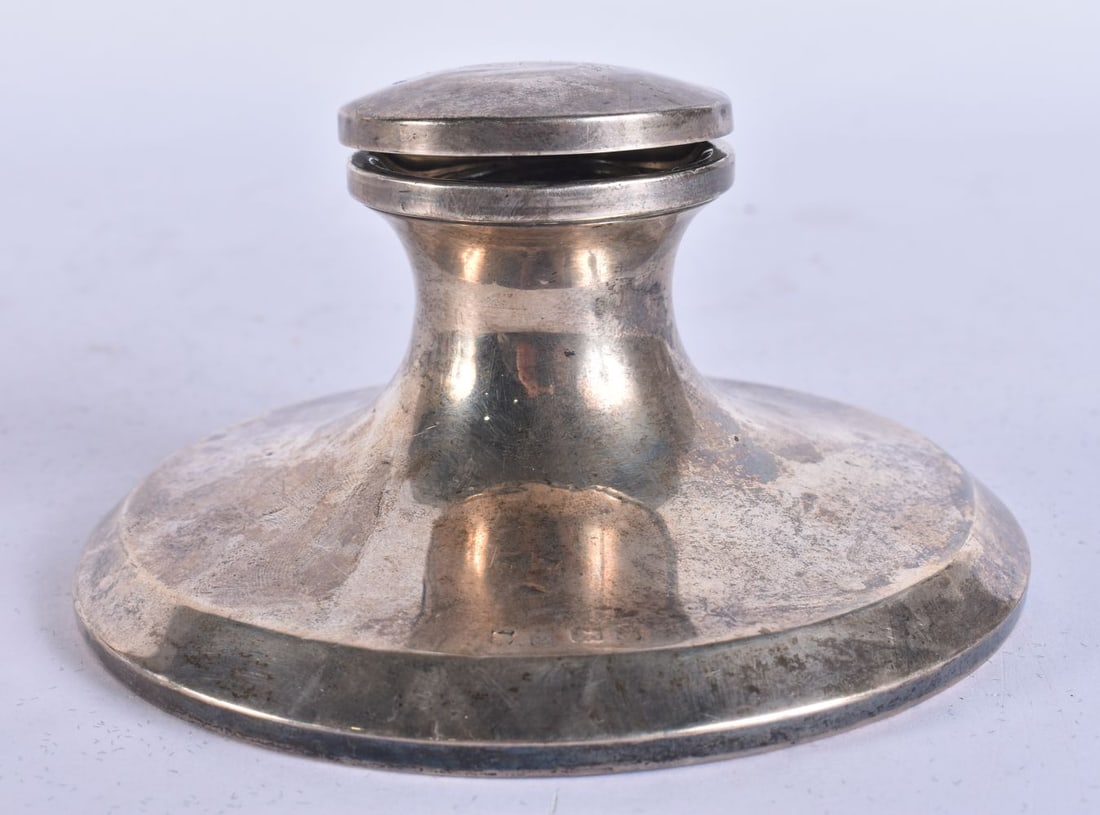 AN ANTIQUE SILVER INKWELL. 228 grams overall. 12.25 cm wide.: AN ANTIQUE SILVER INKWELL. 228 grams overall. 12.25 cm wide.