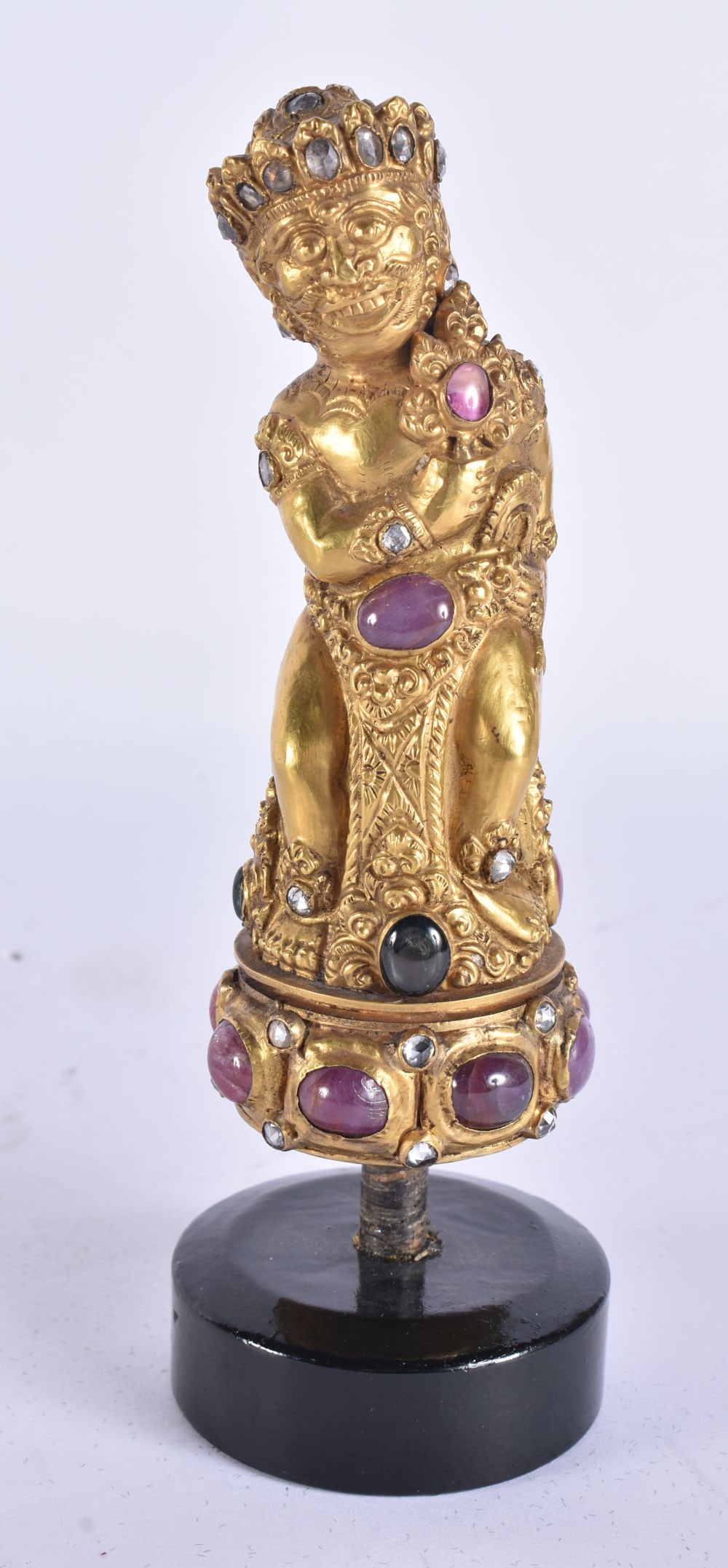 A FINE 18TH/19TH CENTURY INDONESIAN HIGH CARAT GOLD KRISS DAGGER HANDLE formed as a figure inlaid wi: A FINE 18TH/19TH CENTURY INDONESIAN HIGH CARAT GOLD KRISS DAGGER HANDLE formed as a figure inlaid with possible diamonds, amethyst and tourmaline. Handle 252 grams. 16 cm high.