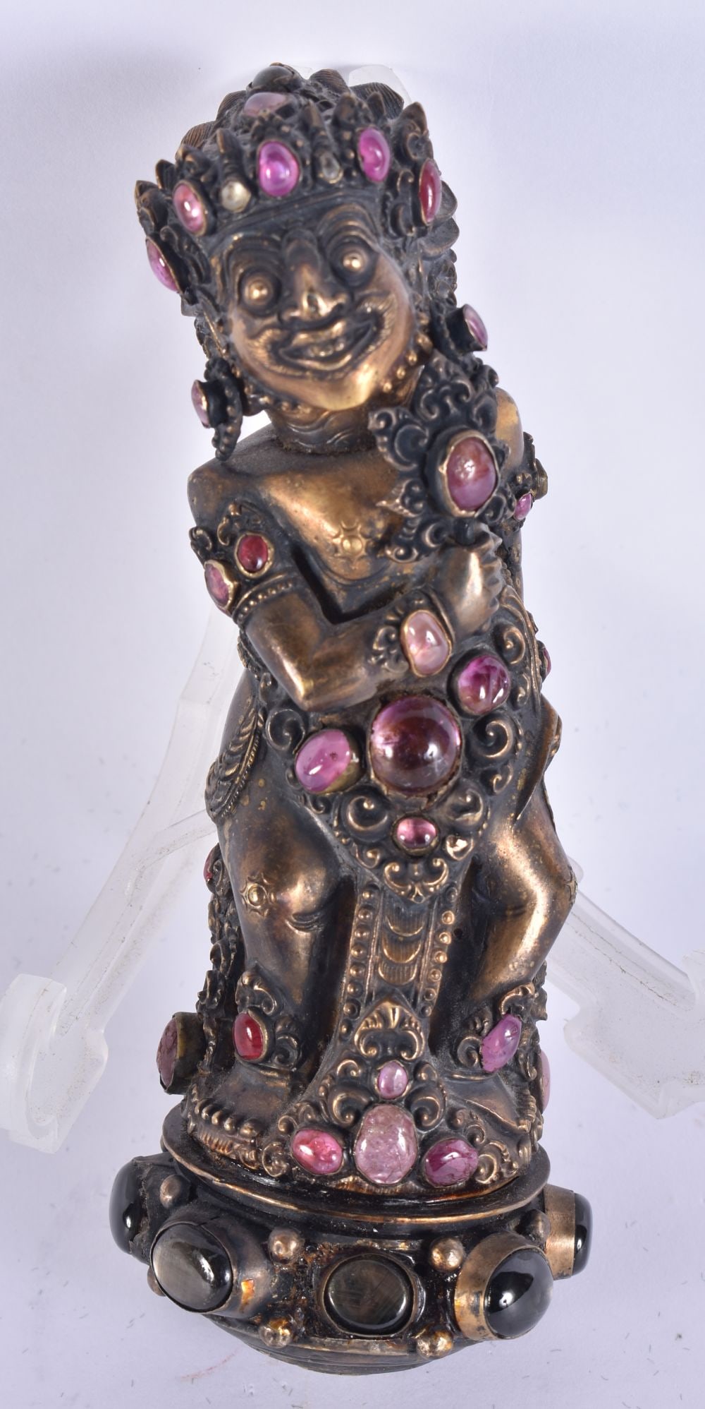 A FINE 18TH/19TH CENTURY INDONESIAN SILVER GILT KRISS DAGGER HANDLE formed as a figure inset with to: A FINE 18TH/19TH CENTURY INDONESIAN SILVER GILT KRISS DAGGER HANDLE formed as a figure inset with tourmaline, agate and rubies. 202 grams. 13.75 cm high.