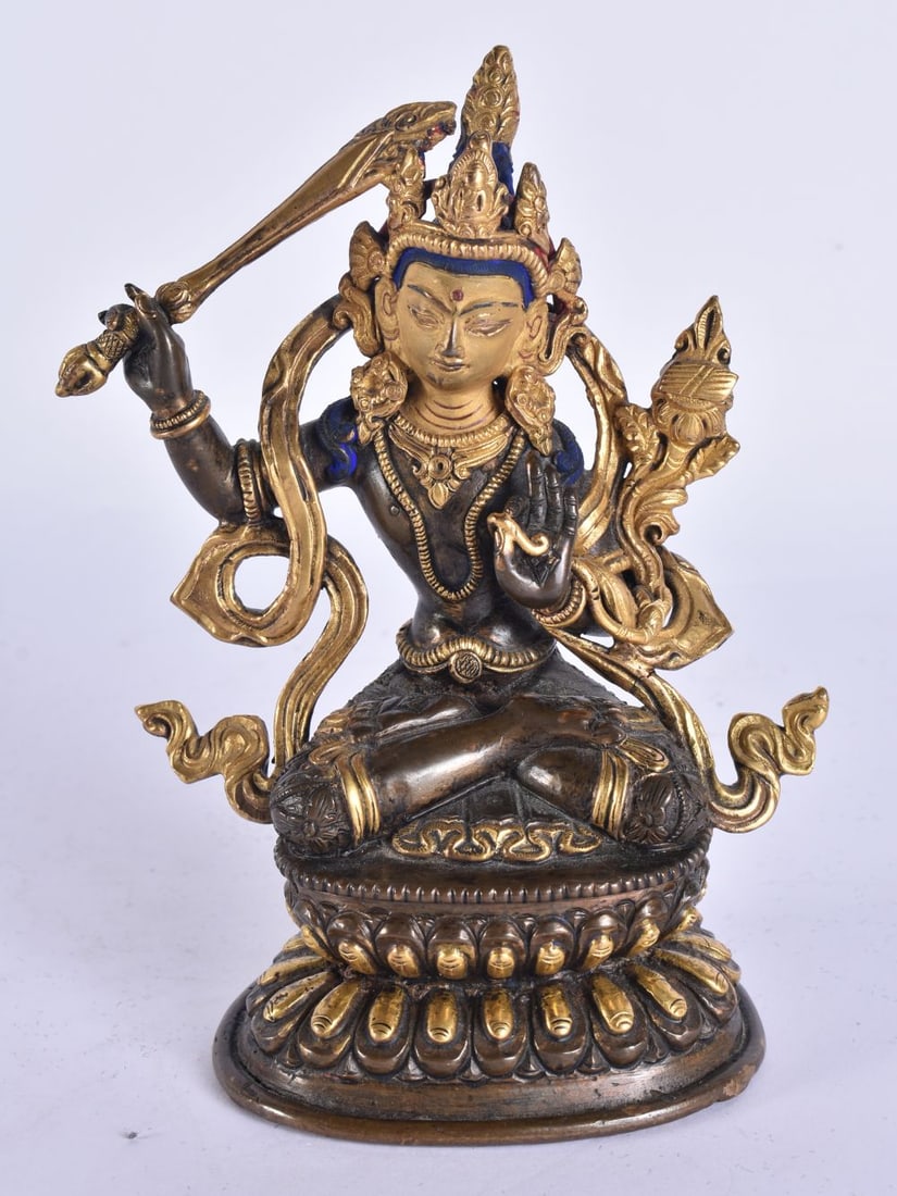 AN ANTIQUE CHINESE TIBETAN BRONZE BUDDHA. 612 grams. 14cm high. (1 of 7)