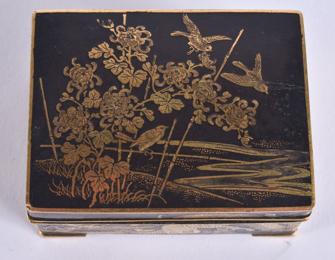 AN EARLY 20TH CENTURY JAPANESE MEIJI/TAISHO PERIOD KOMAI STYLE BOX decorated with dragons and birds.: AN EARLY 20TH CENTURY JAPANESE MEIJI/TAISHO PERIOD KOMAI STYLE BOX decorated with dragons and birds. 6 cm x 4.5 cm.