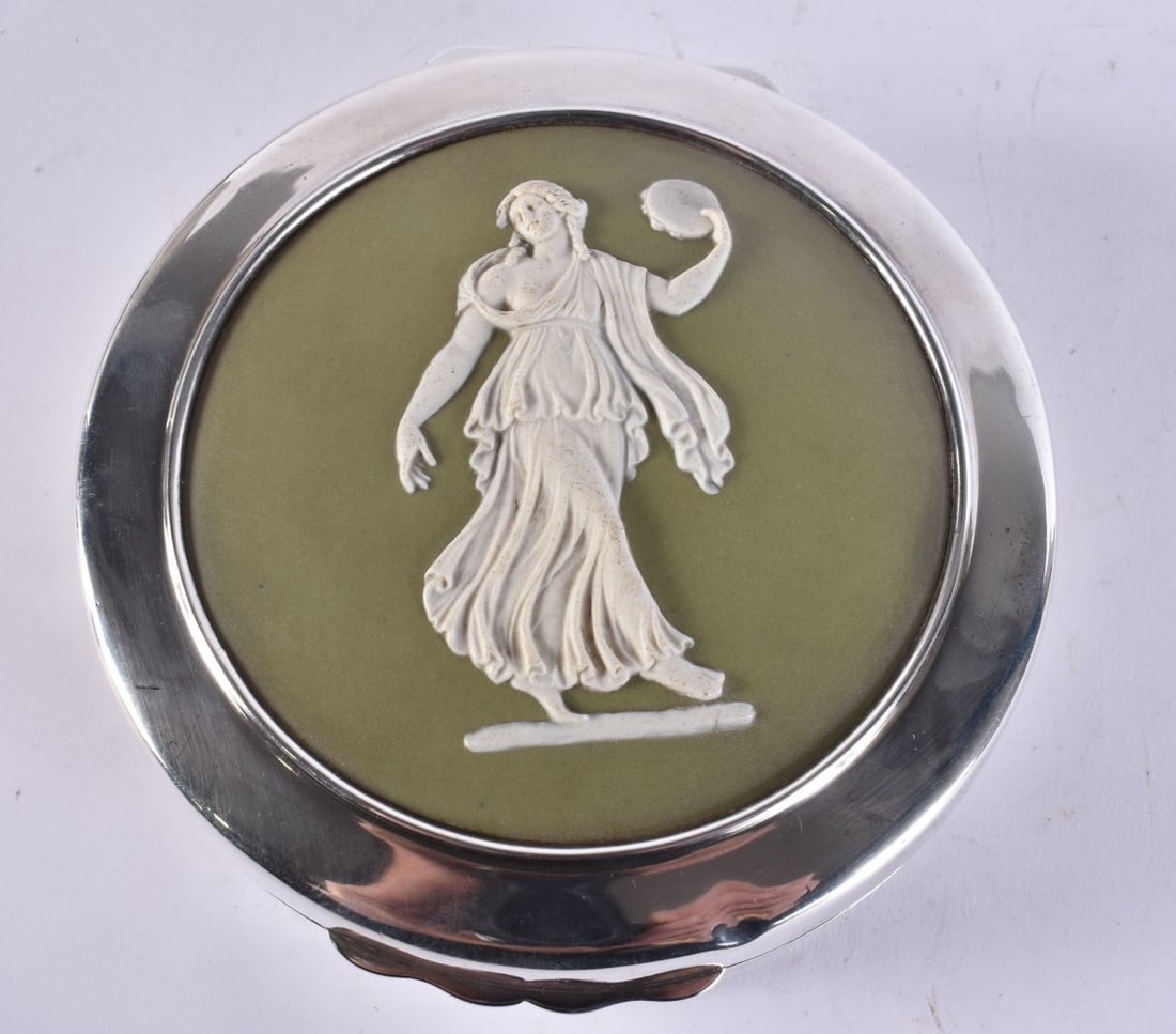 AN ANTIQUE ENGLISH SILVER AND GREEN JASPERWARE BOX. 635 grams overall. 13.5 cm wide.: AN ANTIQUE ENGLISH SILVER AND GREEN JASPERWARE BOX. 635 grams overall. 13.5 cm wide.