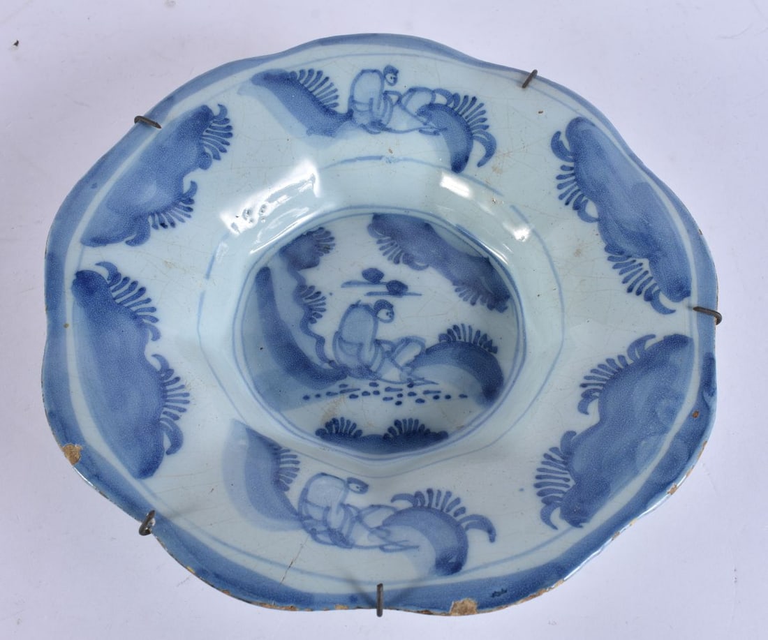 AN 18TH CENTURY FRANKFURT BLUE AND WHITE TIN GLAZED DISH. 21 cm wide. (1 of 4)