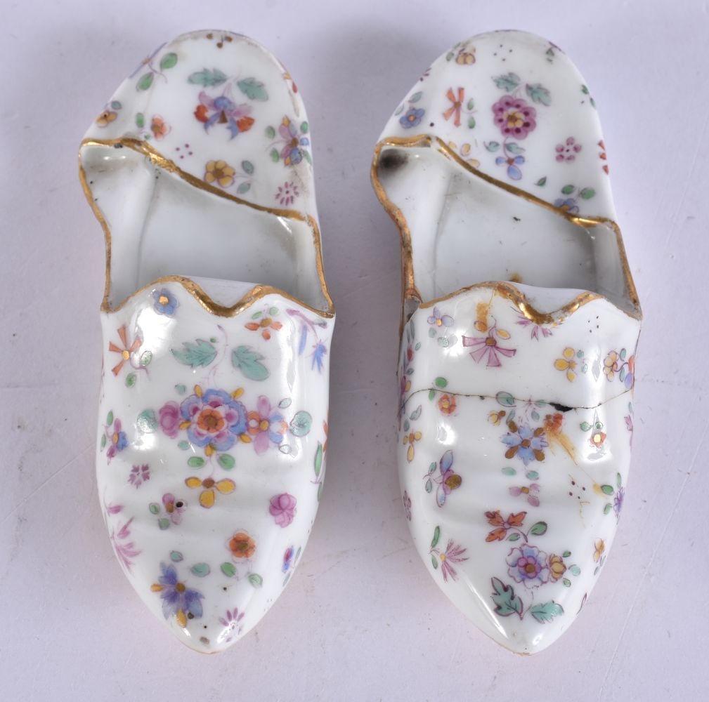 A PAIR OF ANTIQUE MEISSEN PORCELAIN SHOES. 8.5 cm wide.: A PAIR OF ANTIQUE MEISSEN PORCELAIN SHOES. 8.5 cm wide.