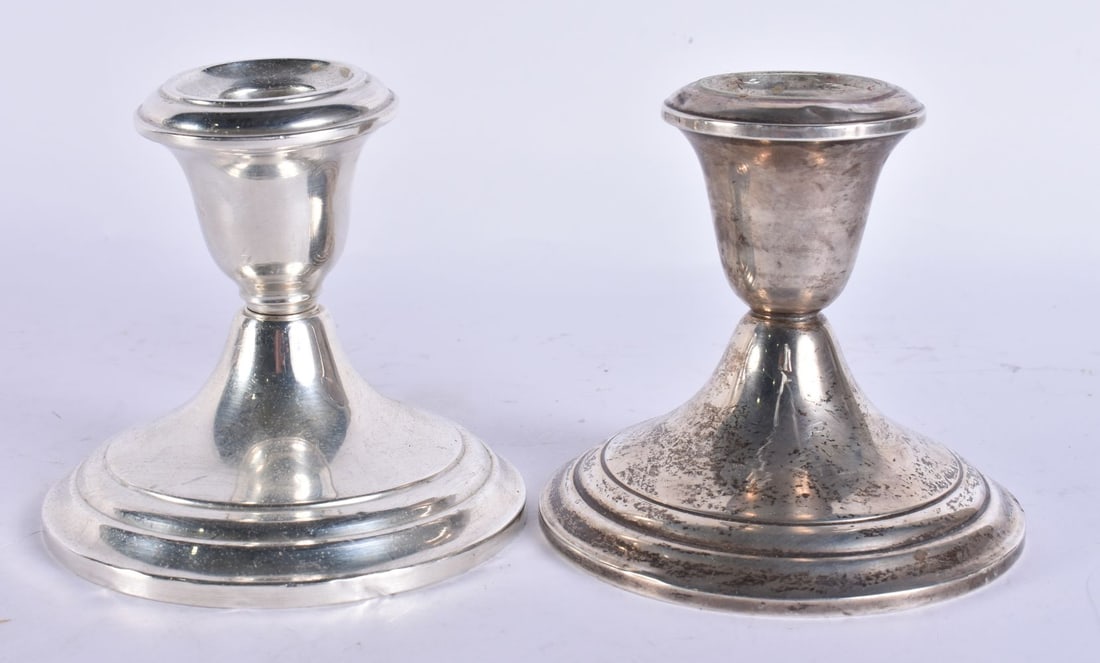A PAIR OF SILVER CANDLESTICKS. 620 grams overall. 9.5 cm high. (1 of 5)