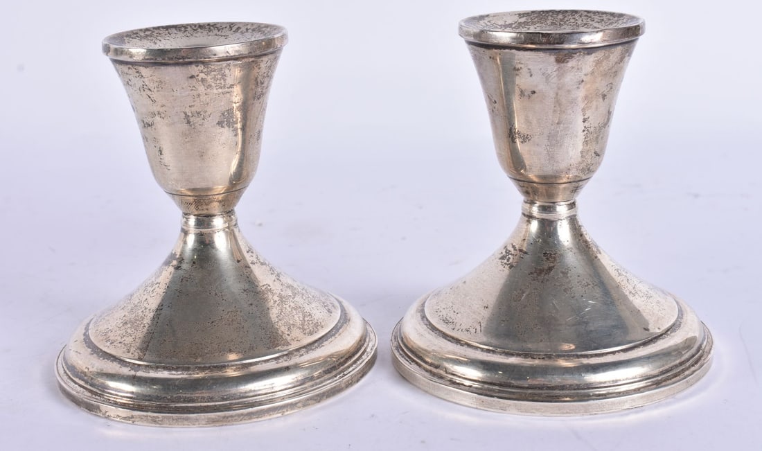 A PAIR OF SILVER CANDLESTICKS. 540 grams overall. 9.5 cm high. (1 of 5)
