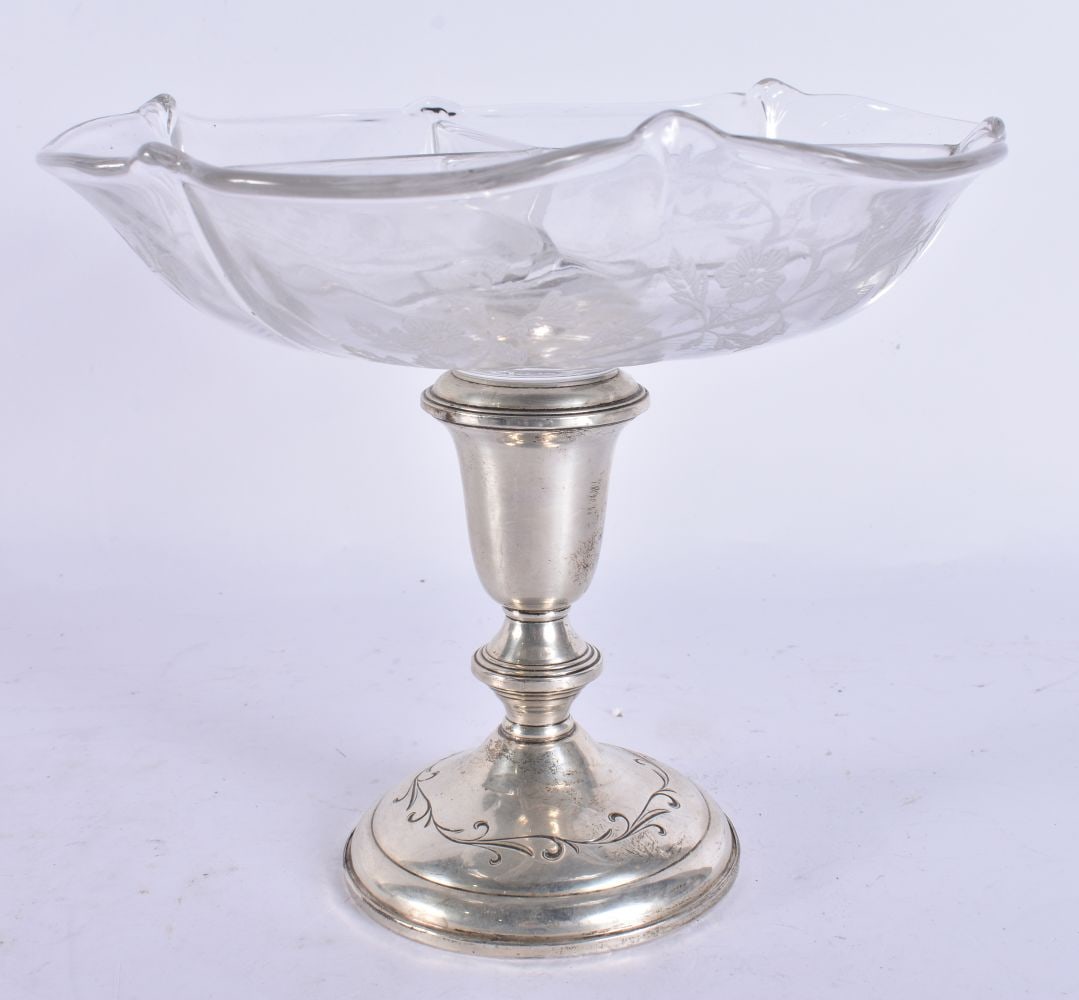 A SILVER AND GLASS COMPORT. 910 grams overall. 16 cm x 18 cm. (1 of 4)
