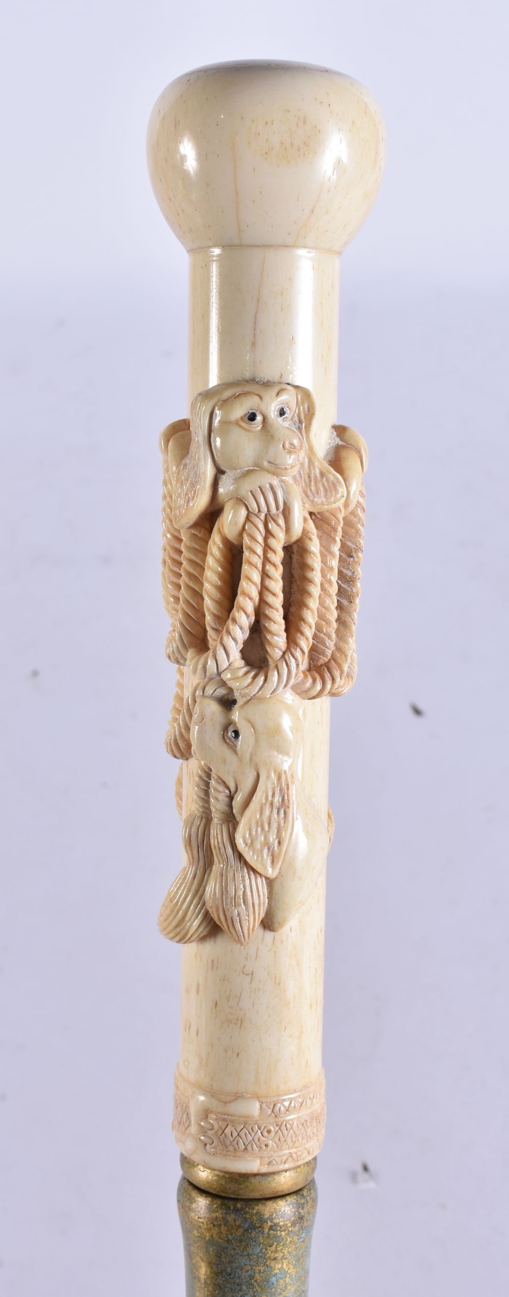 A CONTINENTAL CARVED BONE WALKING CANE. 90 cm long.: A CONTINENTAL CARVED BONE WALKING CANE. 90 cm long.