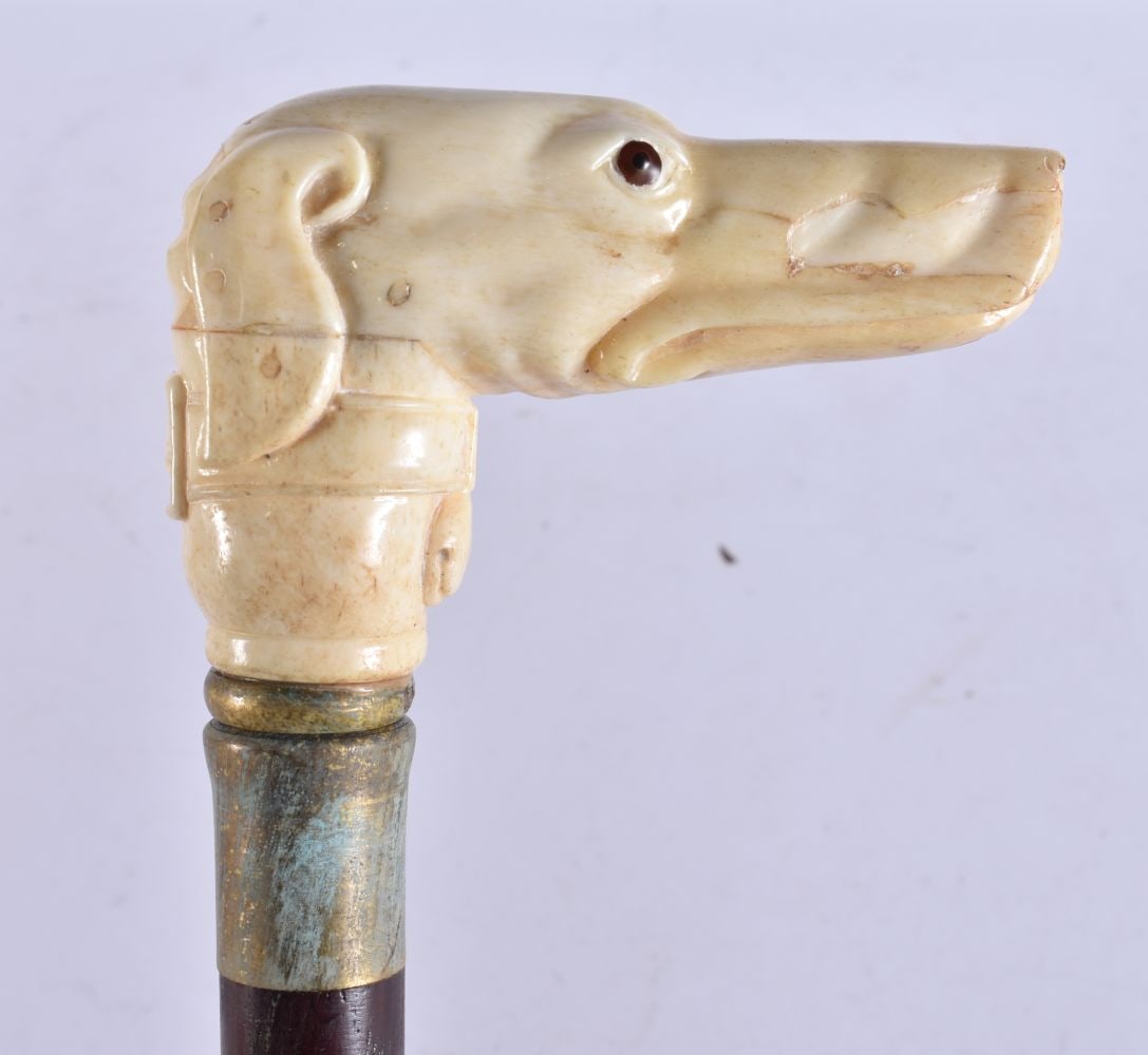 A CONTINENTAL CARVED BONE WALKING CANE. 90 cm long.: A CONTINENTAL CARVED BONE WALKING CANE. 90 cm long.