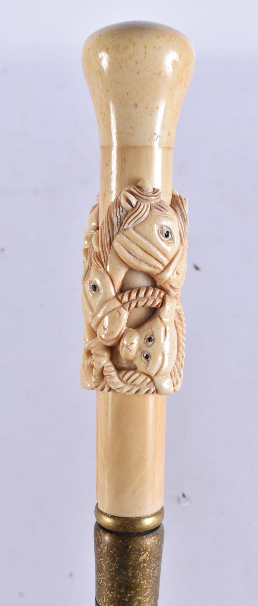 A CONTINENTAL CARVED BONE WALKING CANE. 90 cm long.: A CONTINENTAL CARVED BONE WALKING CANE. 90 cm long.