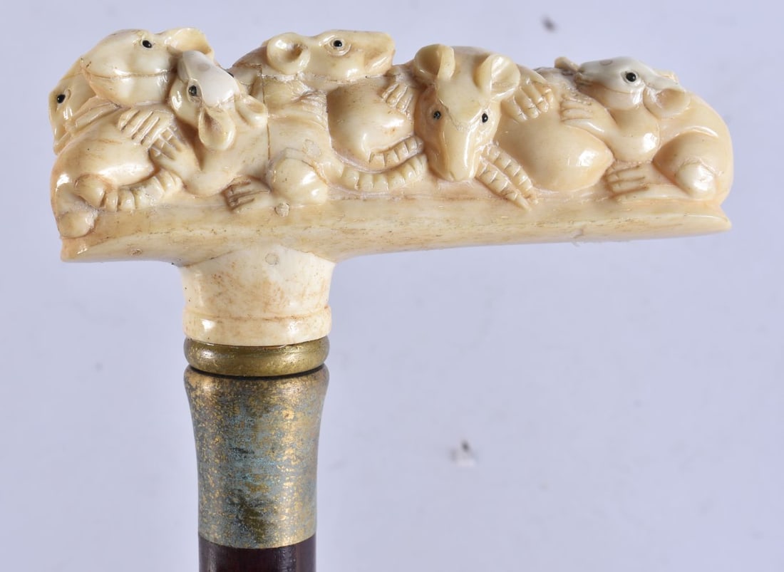 A CONTINENTAL CARVED BONE WALKING CANE. 90 cm long.: A CONTINENTAL CARVED BONE WALKING CANE. 90 cm long.