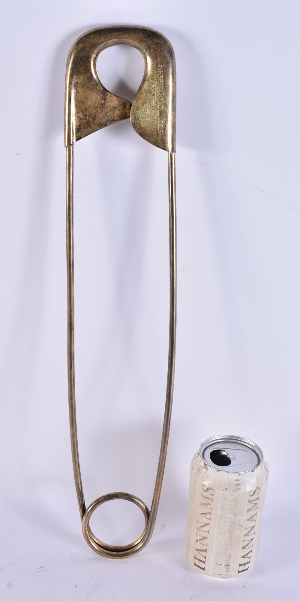 A LARGE RARE SILVER PAPERCLIP. 410 grams. 46 cm wide.: A LARGE RARE SILVER PAPERCLIP. 410 grams. 46 cm wide.