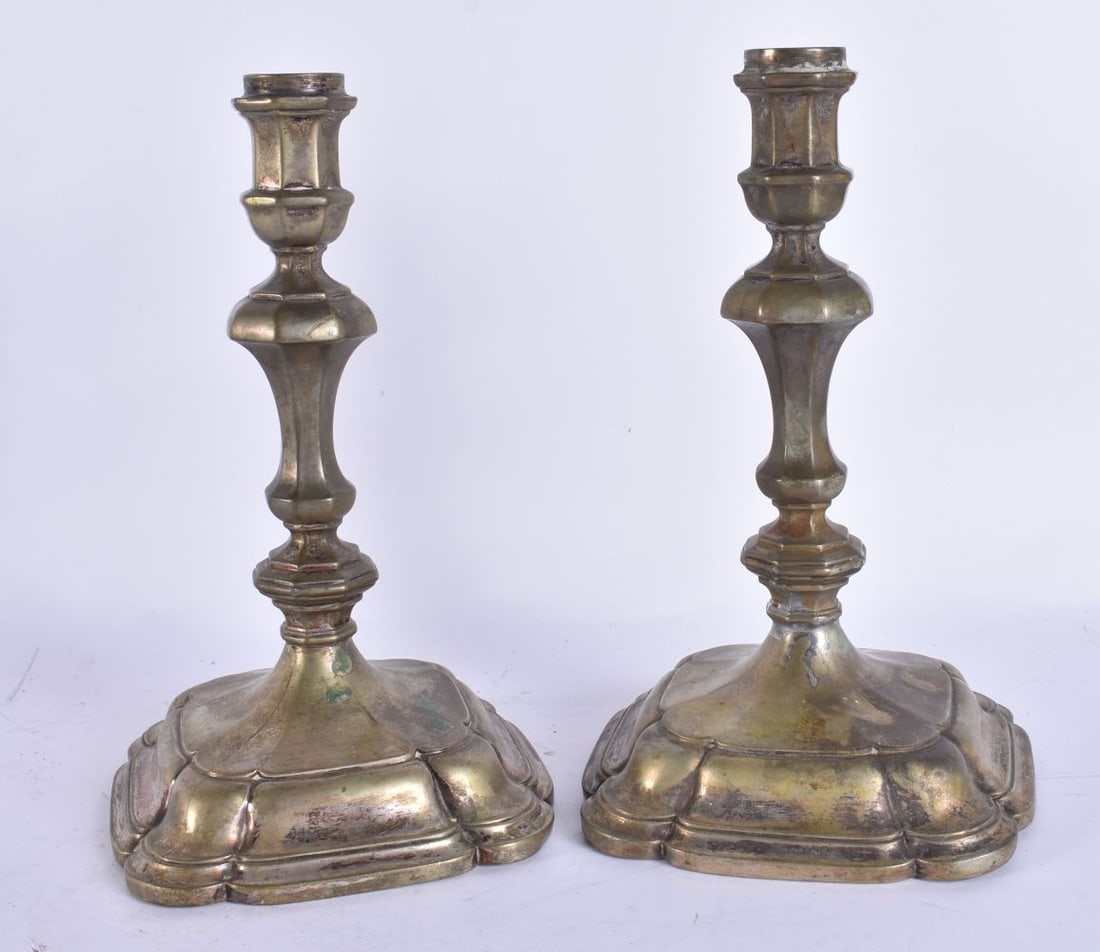 A PAIR OF ANTIQUE CONTINENTAL SILVER CANDLESTICKS. 350 grams. 21.5 cm high. (1 of 4)