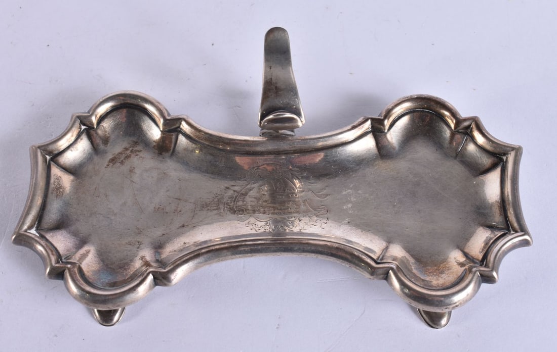 A GEORG III SILVER CANDLE SNUFFER TRAY. 228 grams. 16 cm wide.: A GEORG III SILVER CANDLE SNUFFER TRAY. 228 grams. 16 cm wide.