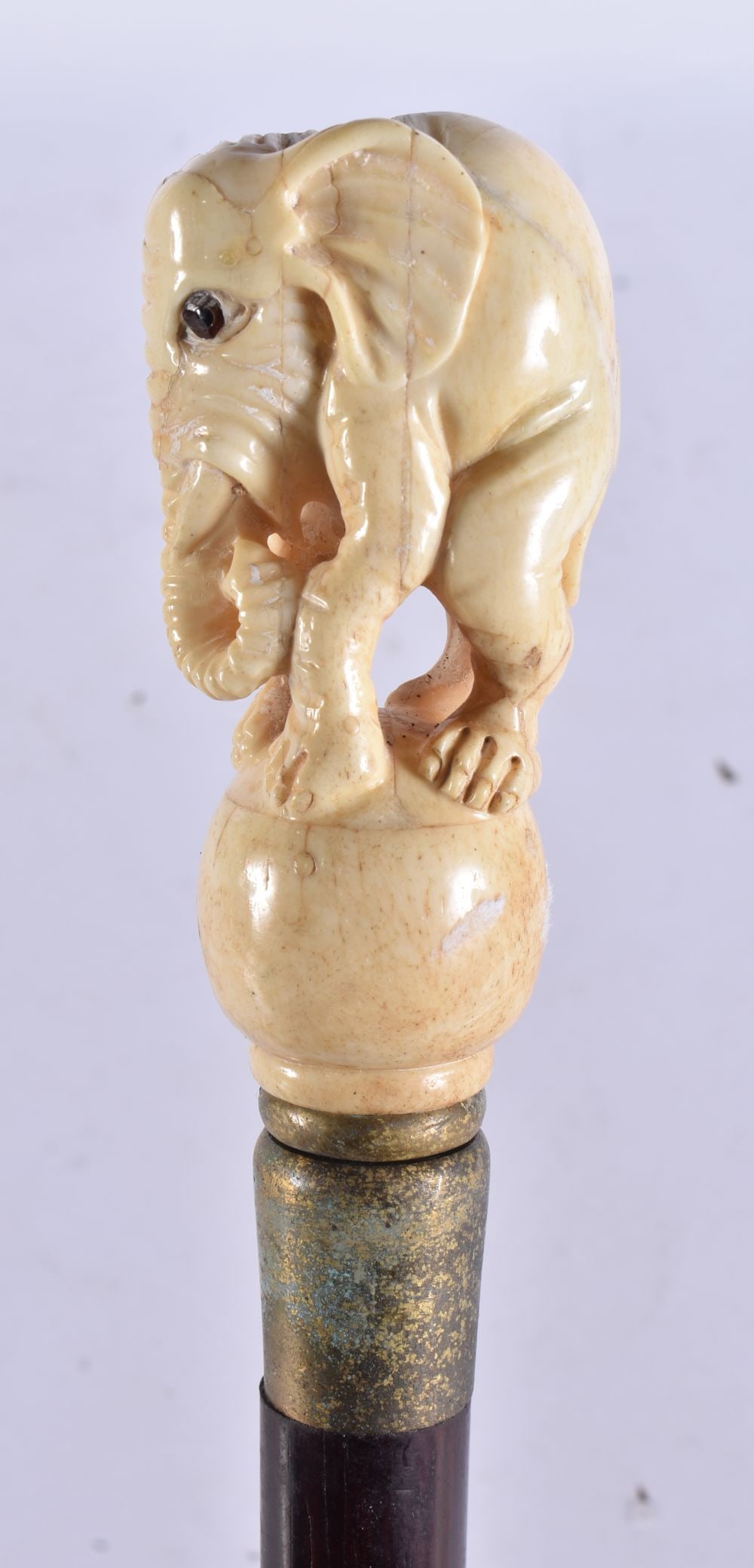 A CONTINENTAL CARVED BONE WALKING CANE. 90 cm long.: A CONTINENTAL CARVED BONE WALKING CANE. 90 cm long.