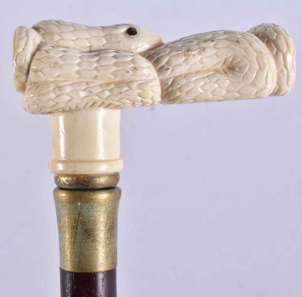 A CONTINENTAL CARVED BONE WALKING CANE. 90 cm long. (1 of 6)