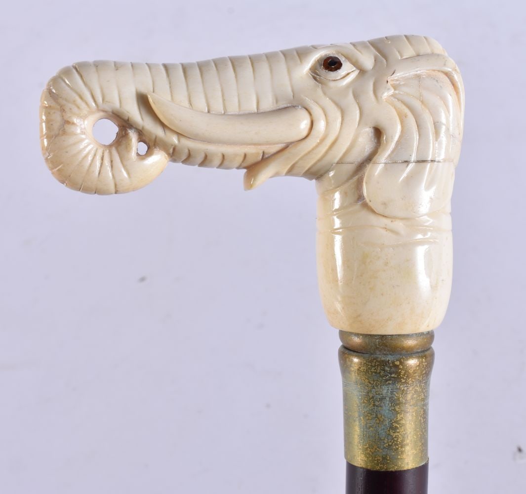 A CONTINENTAL CARVED BONE WALKING CANE. 90 cm long.: A CONTINENTAL CARVED BONE WALKING CANE. 90 cm long.