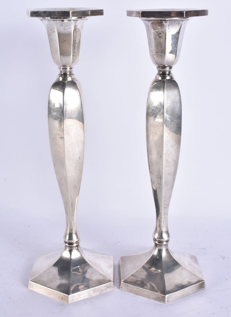 A LARGE PAIR OF SILVER CANDLESTICKS. 980 grams overall. 26.5 cm high. (1 of 6)