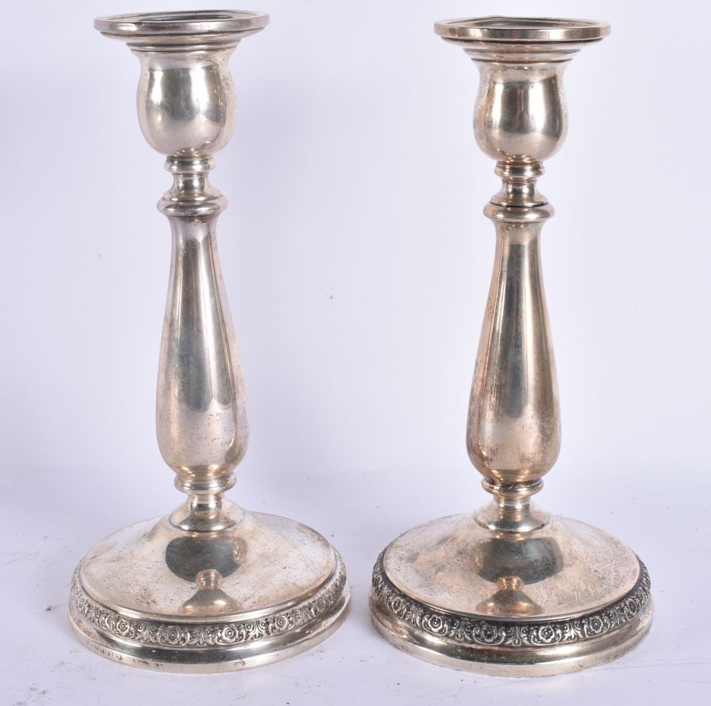 A PAIR OF SILVER CANDLESTICKS. 918 grams overall. 23 cm high. (1 of 6)