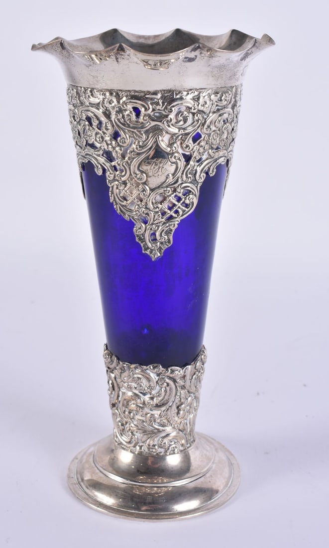 A SILVER VASE. 398 grams overall. 18 cm high. (1 of 5)