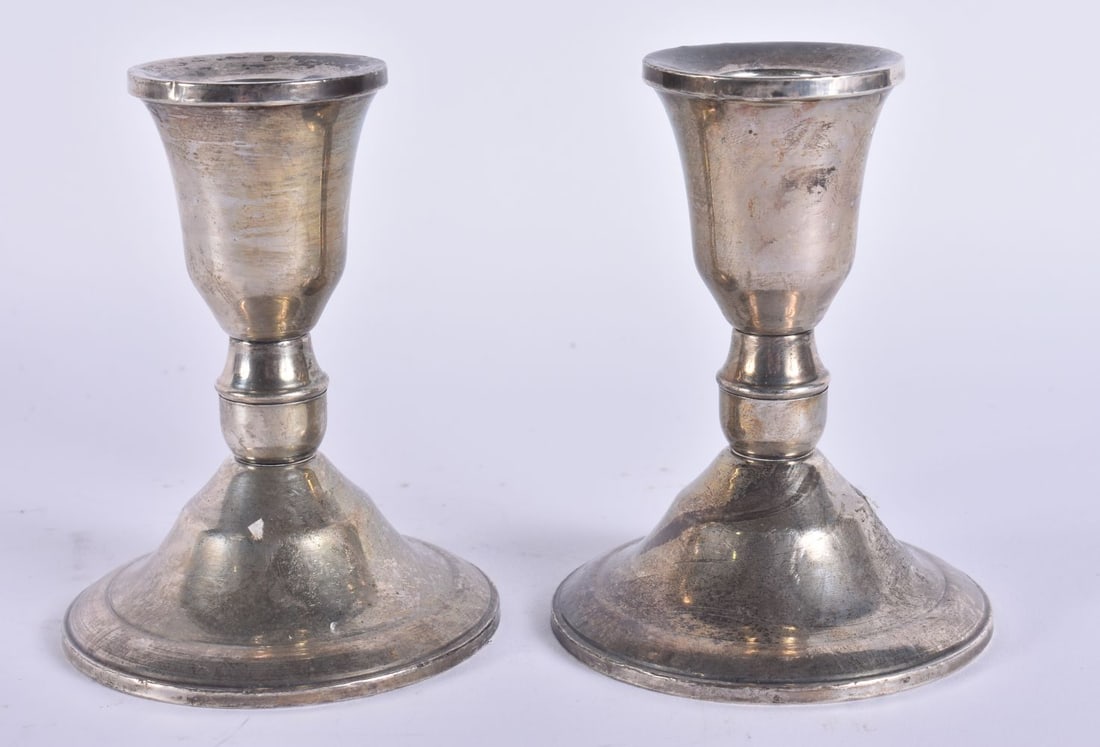A PAIR OF SILVER CANDLESTICKS. 251 grams overall. 9.5 cm high. (1 of 5)