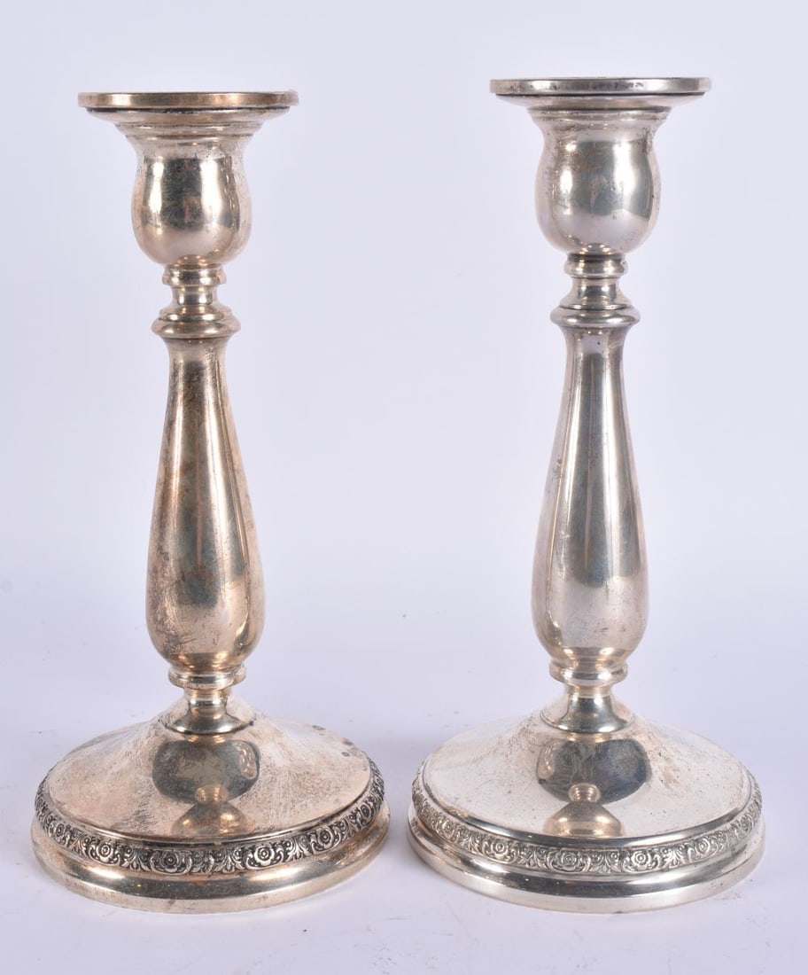 A PAIR OF SILVER CANDLESTICKS. 870 grams overall. 19 cm high. (1 of 5)