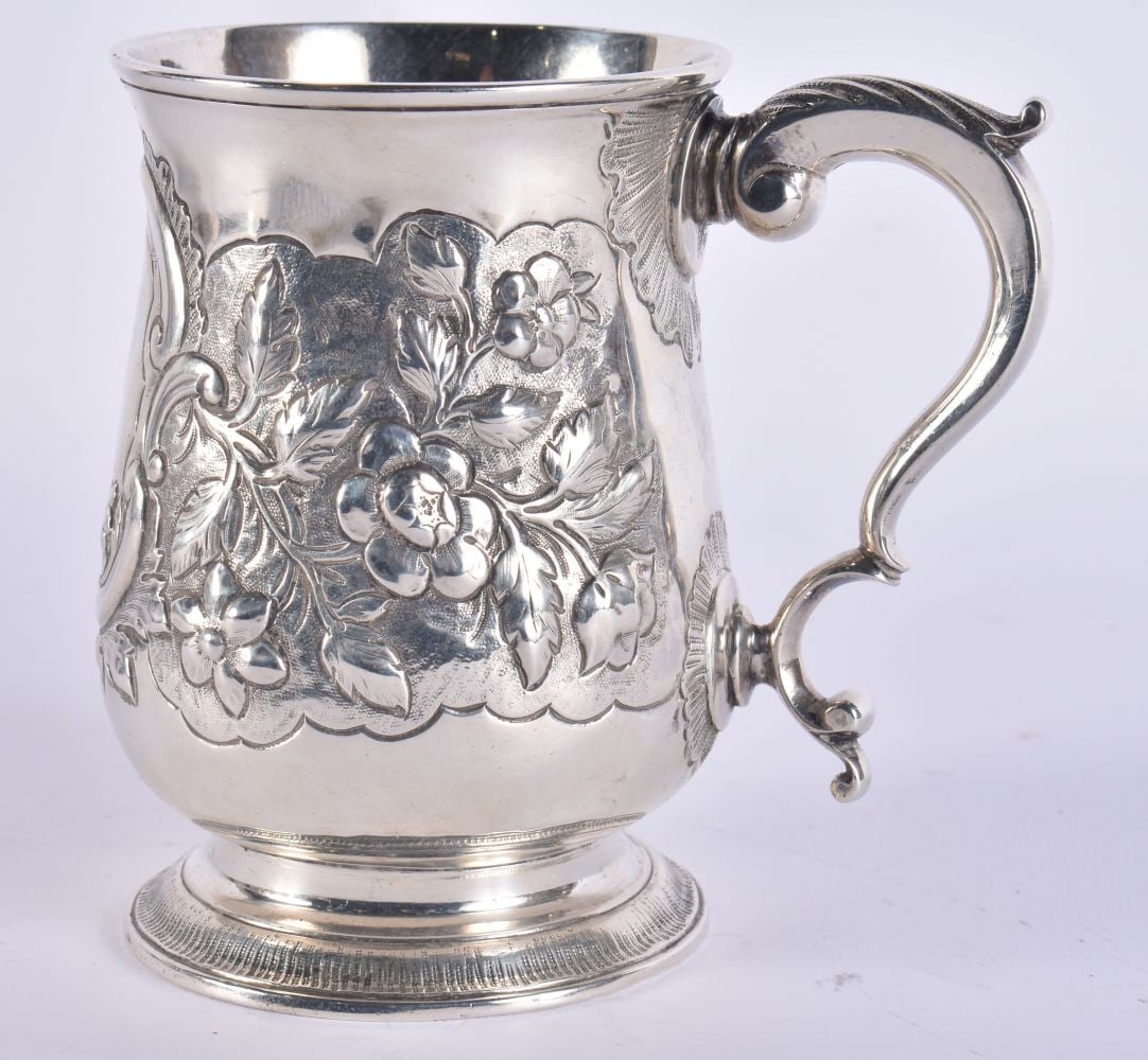 A GEORG III SILVER MUG. 308 grams. 12 cm high. (1 of 6)