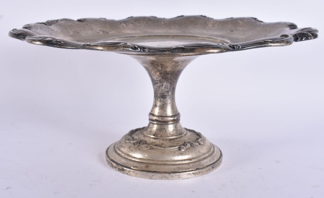 A SILVER COMPORT. 822 grams overall. 25.5 cm high. (1 of 4)