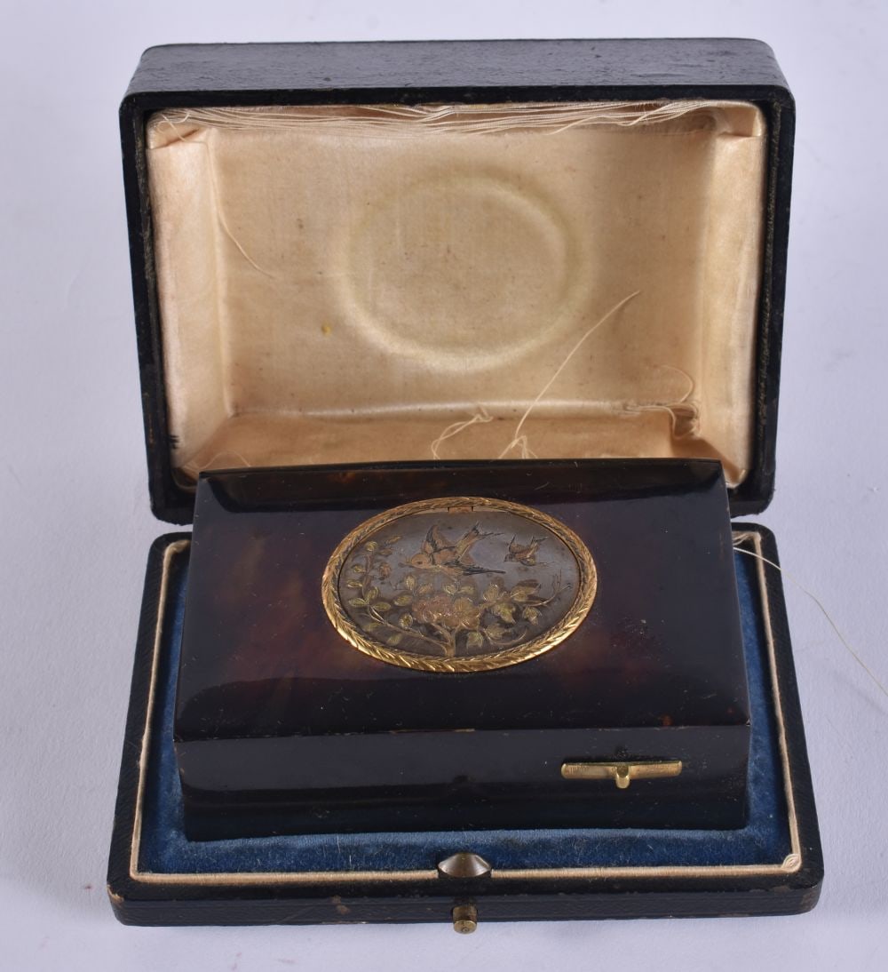 A LEATHER CASED ANTIQUE SINGING AUTOMATON MUSICAL BIRD BOX. Working. 9.5 cm x 7 cm. (1 of 6)