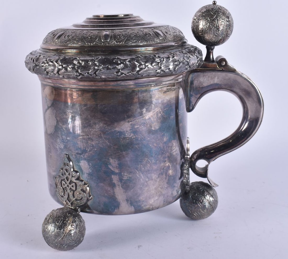 AN ANTIQUE CONTINENTAL SILVER PEG TANKARD. 806 grams. 20 cm x 17 cm.: AN ANTIQUE CONTINENTAL SILVER PEG TANKARD. 806 grams. 20 cm x 17 cm.