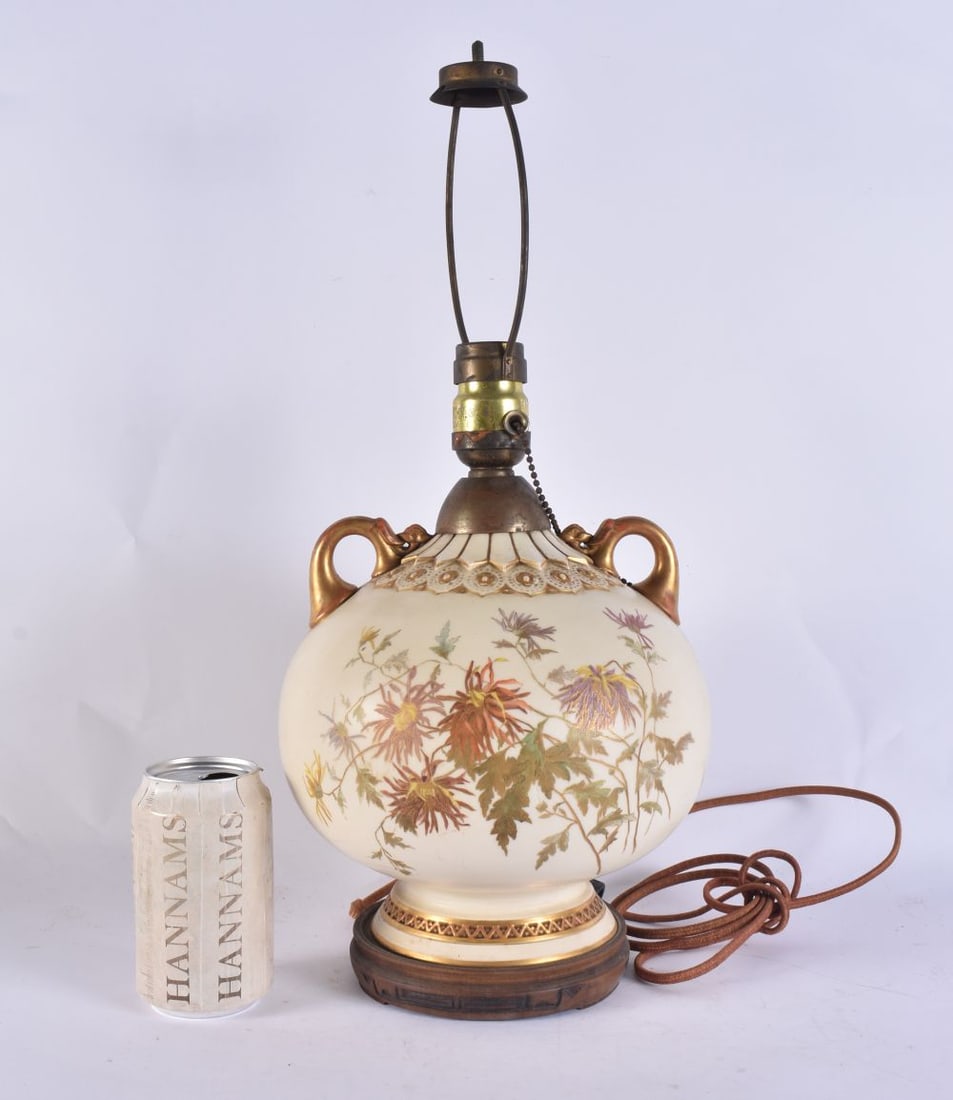 AN ANTIQUE ROYAL WORCESTER BLUSH IVORY PORCELAIN LAMP. 44 cm high.: AN ANTIQUE ROYAL WORCESTER BLUSH IVORY PORCELAIN LAMP. 44 cm high.