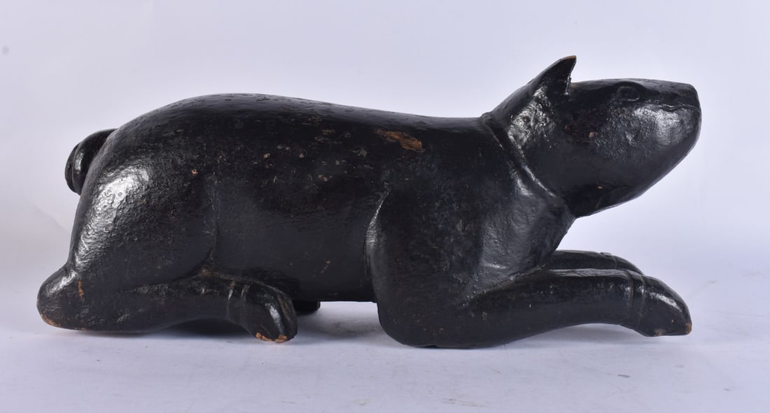 AN ANTIQUE CARVED WOOD FOLK ART CAT. 35 cm wide.: AN ANTIQUE CARVED WOOD FOLK ART CAT. 35 cm wide.