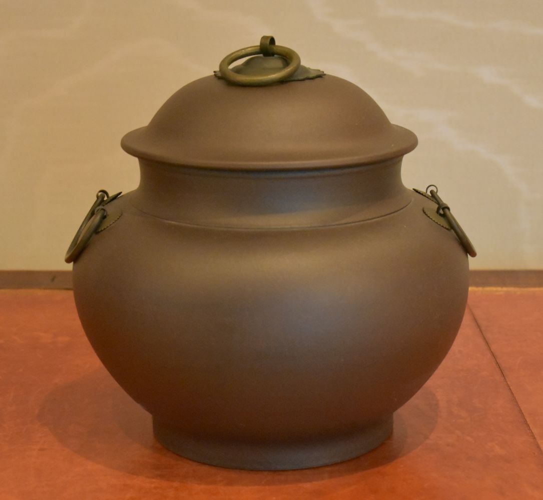 A LARGE 19TH CENTURY CHINESE VIETNAMESE MARKET YIXING POTTERY BOWL AND COVER. 26 cm x 22 cm. (1 of 9)