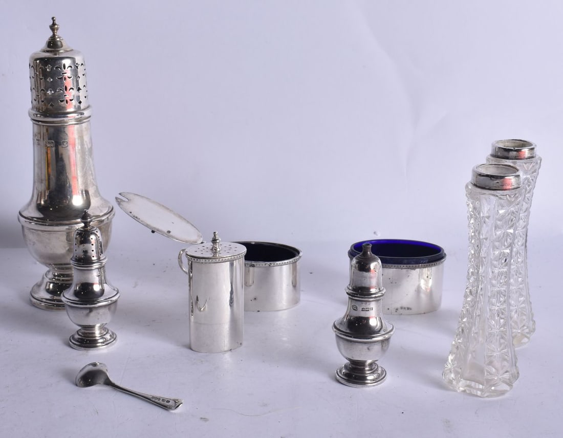 ASSORTED SILVERWARE. Weighable silver 260 grams. (qty): ASSORTED SILVERWARE. Weighable silver 260 grams. (qty)