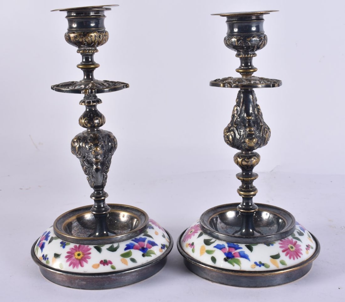 A PAIR OF ANTIQUE PORCELAIN INSET CANDLESTICKS. 18.5 cm high.: A PAIR OF ANTIQUE PORCELAIN INSET CANDLESTICKS. 18.5 cm high.
