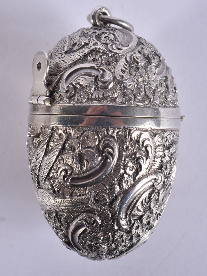 A FINE VICTORIAN SILVER SEWING COMPENDIUM EGG containing a reel with attached measure. London 1873. (1 of 6)