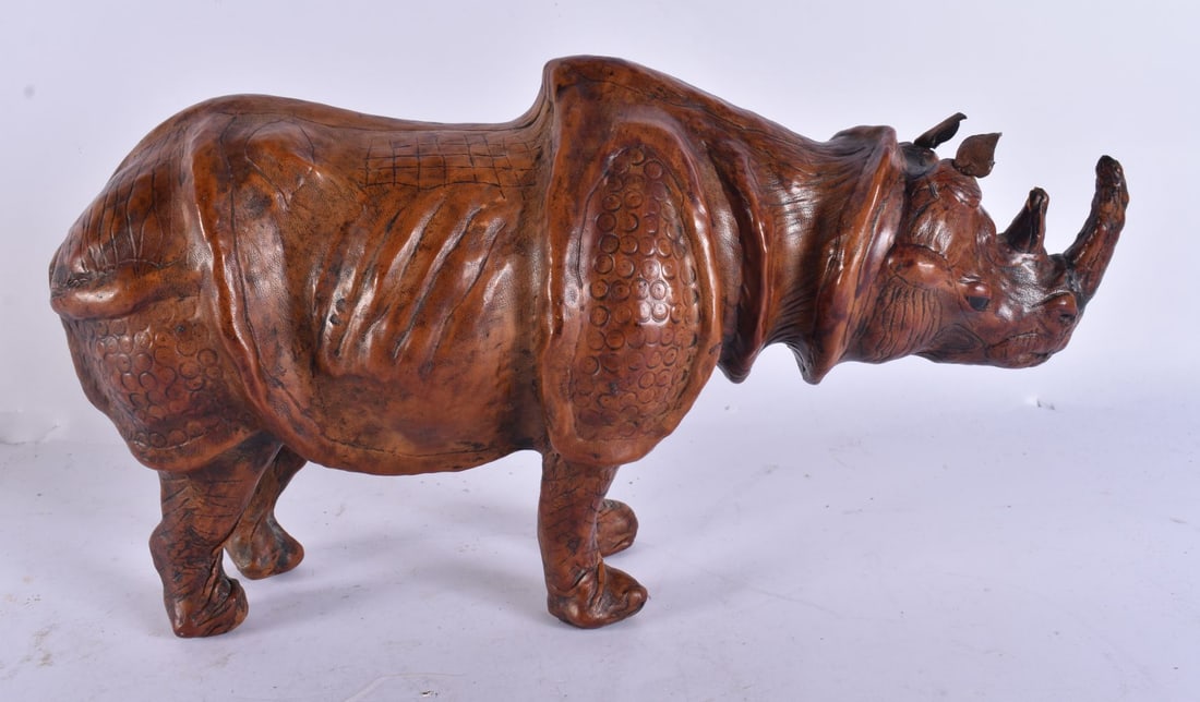 A LOVELY LEATHER DESK HIPPOPOTAMUS. 32 cm wide. (1 of 6)