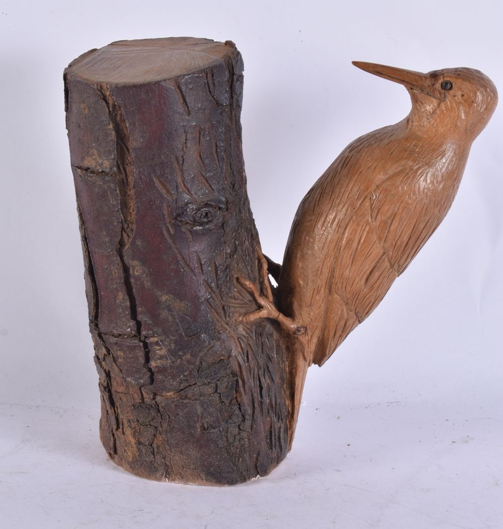 A CARVED WOOD FOLK ART WOOD PECKER BIRD. 20 cm high.: A CARVED WOOD FOLK ART WOOD PECKER BIRD. 20 cm high.